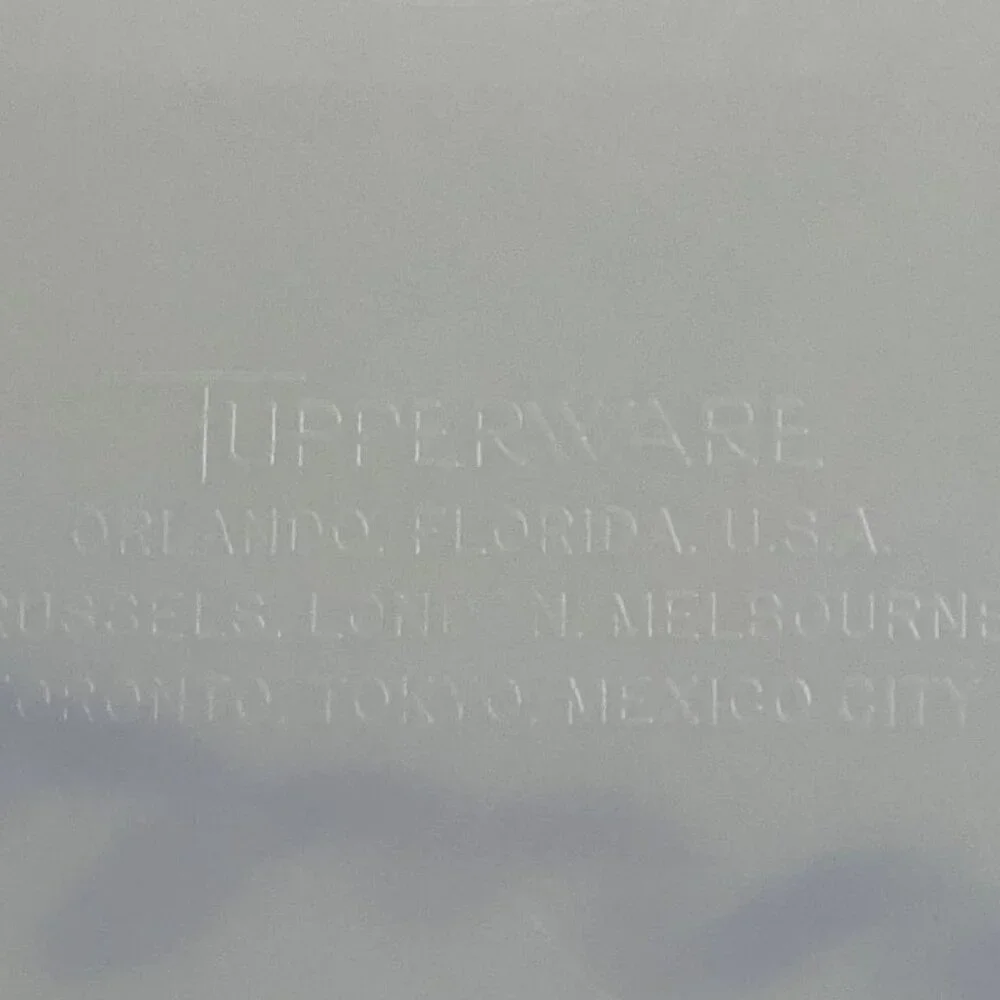 Tupperware vintage cake